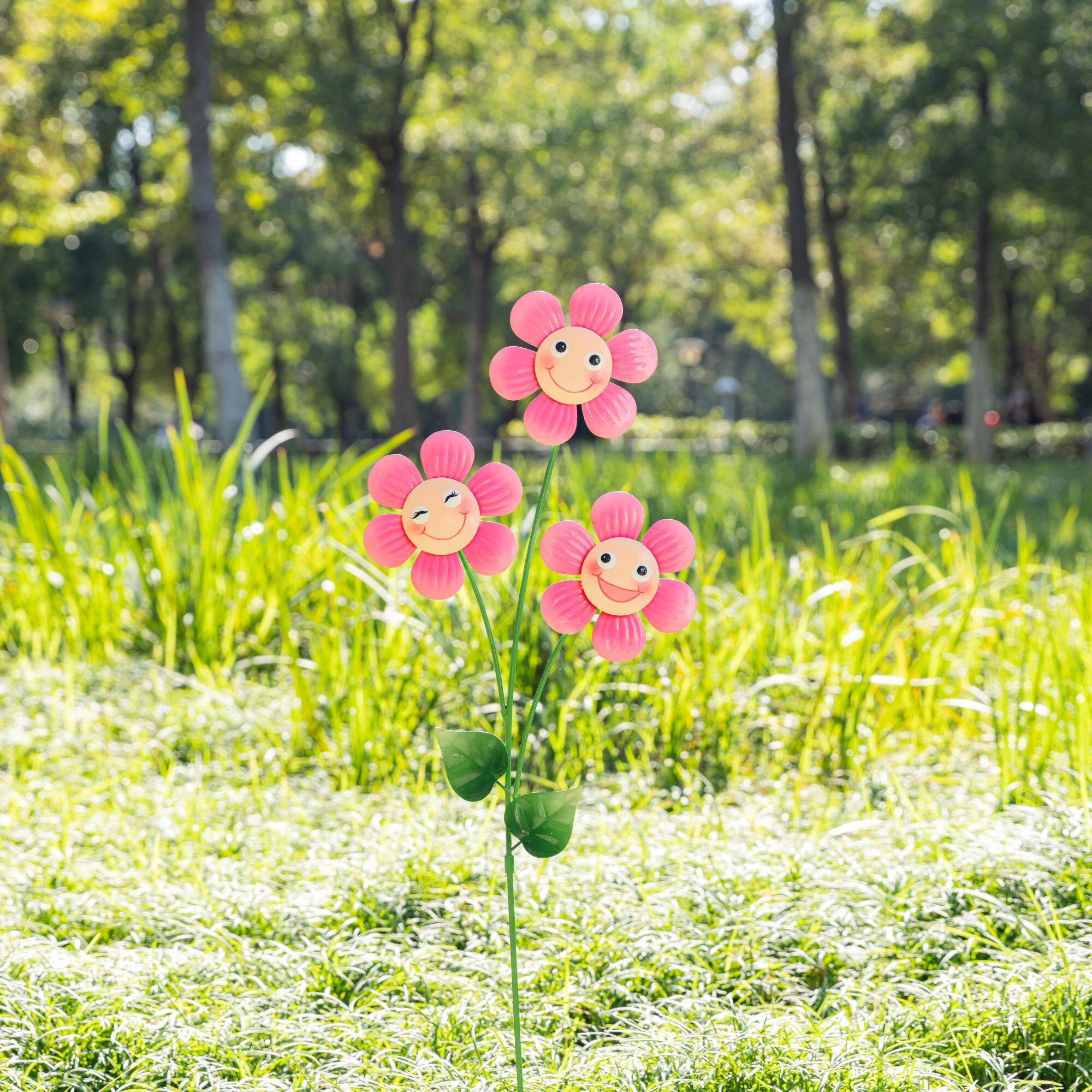 Glitzhome® 36" 2-in-1 Painted Metal Triple Happy Face Flower Garden Yard Stake & Wall Decor